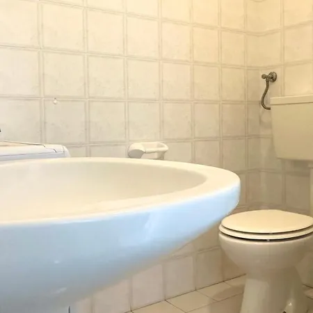 Apartamento Fano, Trilocale Con Portico A 30mt Dal Mare - F001 *