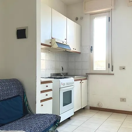 Apartamento Fano, Trilocale Con Portico A 30mt Dal Mare - F001